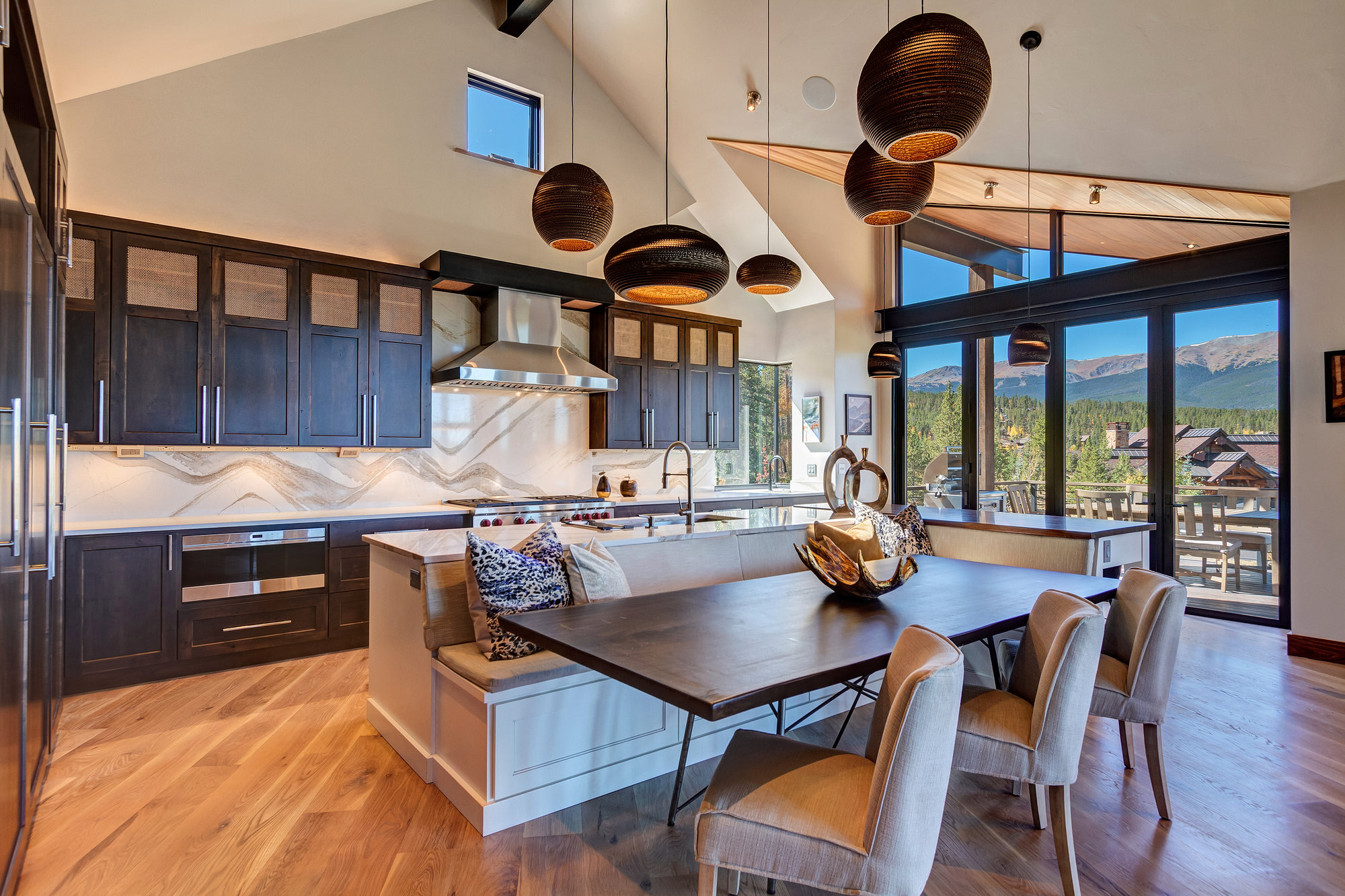 2024 Home Design Trends: Eat-In Kitchens
